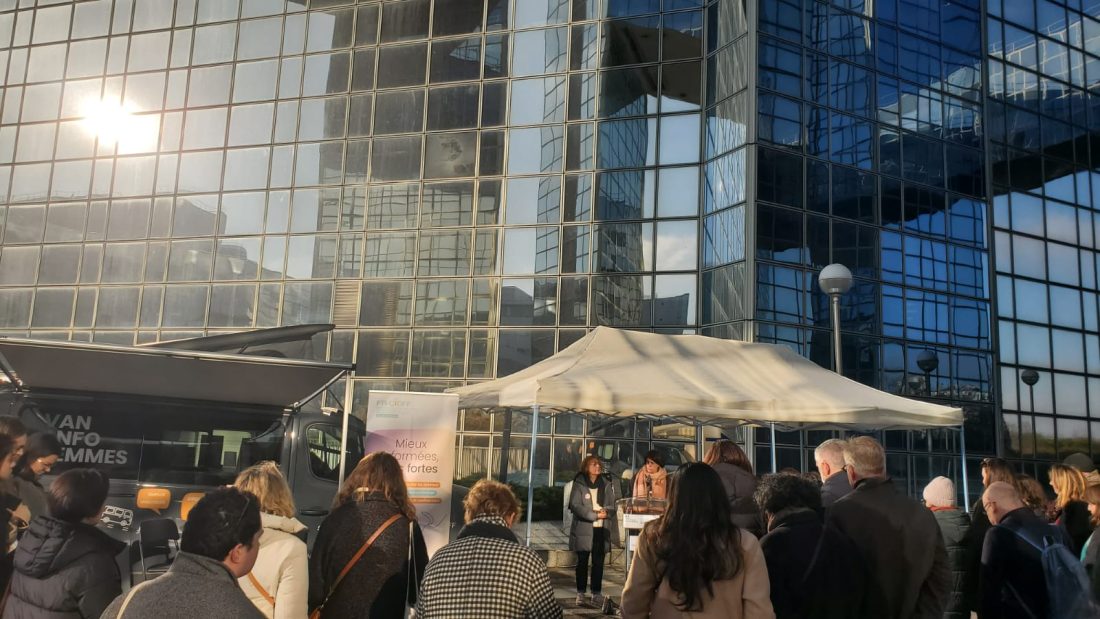 Foule devant le Van Info Femmes et devant une prise de parole, au pied de la préfecture d'Ile-de-France.
