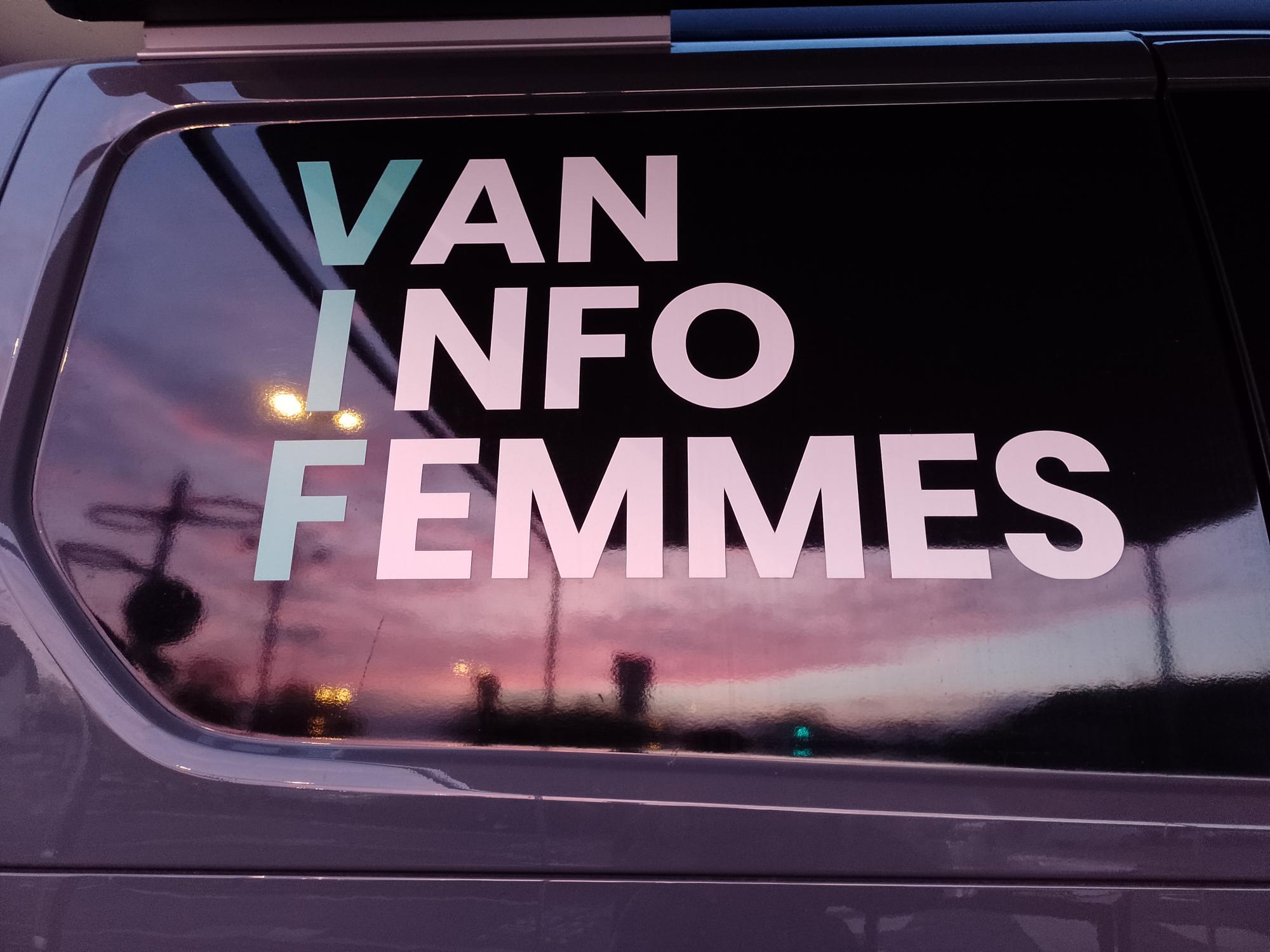 Image de la fenêtre du Van Info Femmes, où apparait le logo