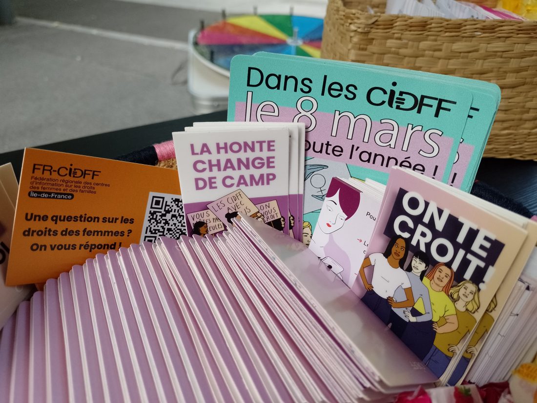 Corbeille contenant des stickers et goodies des CIDFF. On lit 